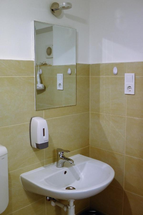 Airport Apartment *