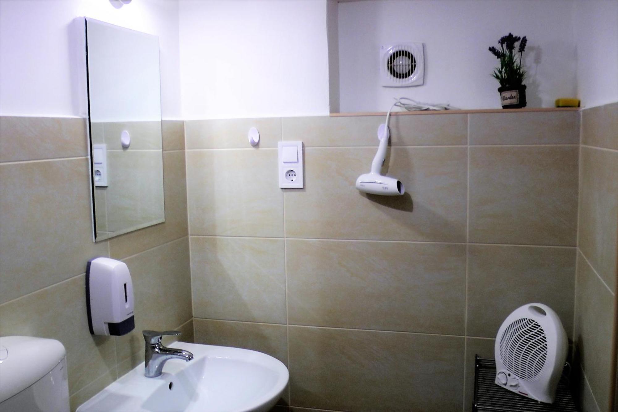 Airport Apartment *