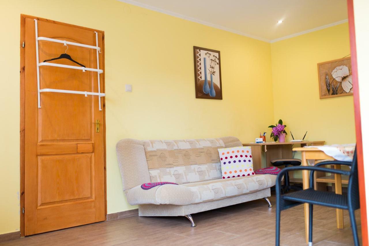 Airport Apartment *